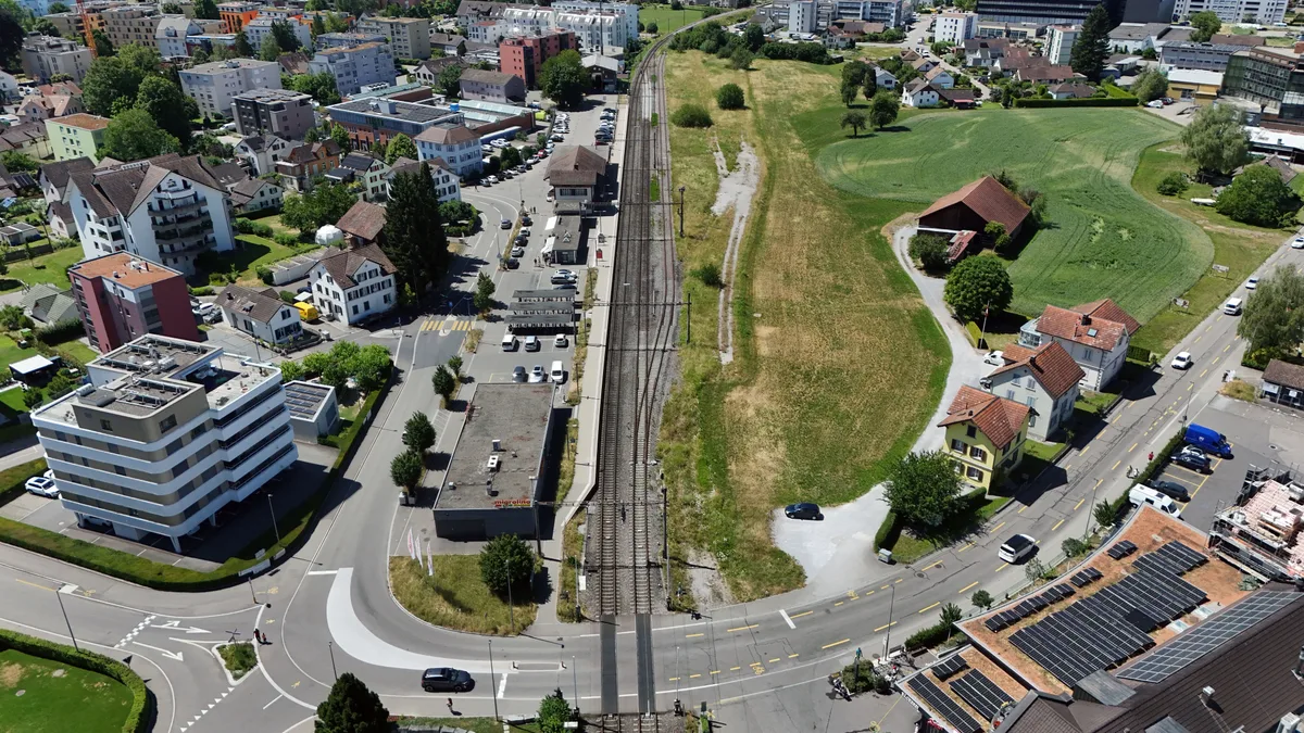 Eine Überbauung des SBB-eigenen Areals (rechts entlang den Gleisen) würde das Kemptner Ortsbild stark verändern. SBB planen neue Abstellgleise beim Bahnhof Kempten.